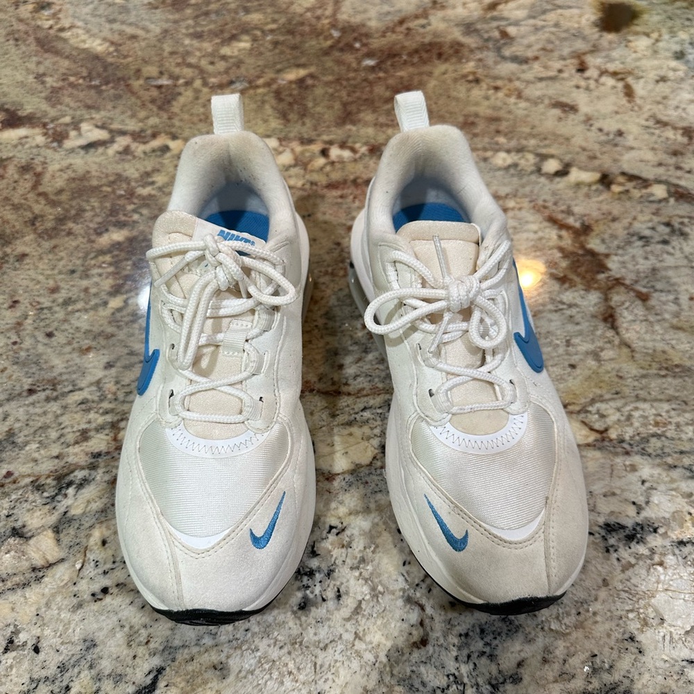 Nike Air Max Verona Summit Sail. White leather/mesh overlay Size 7 Barely worn.